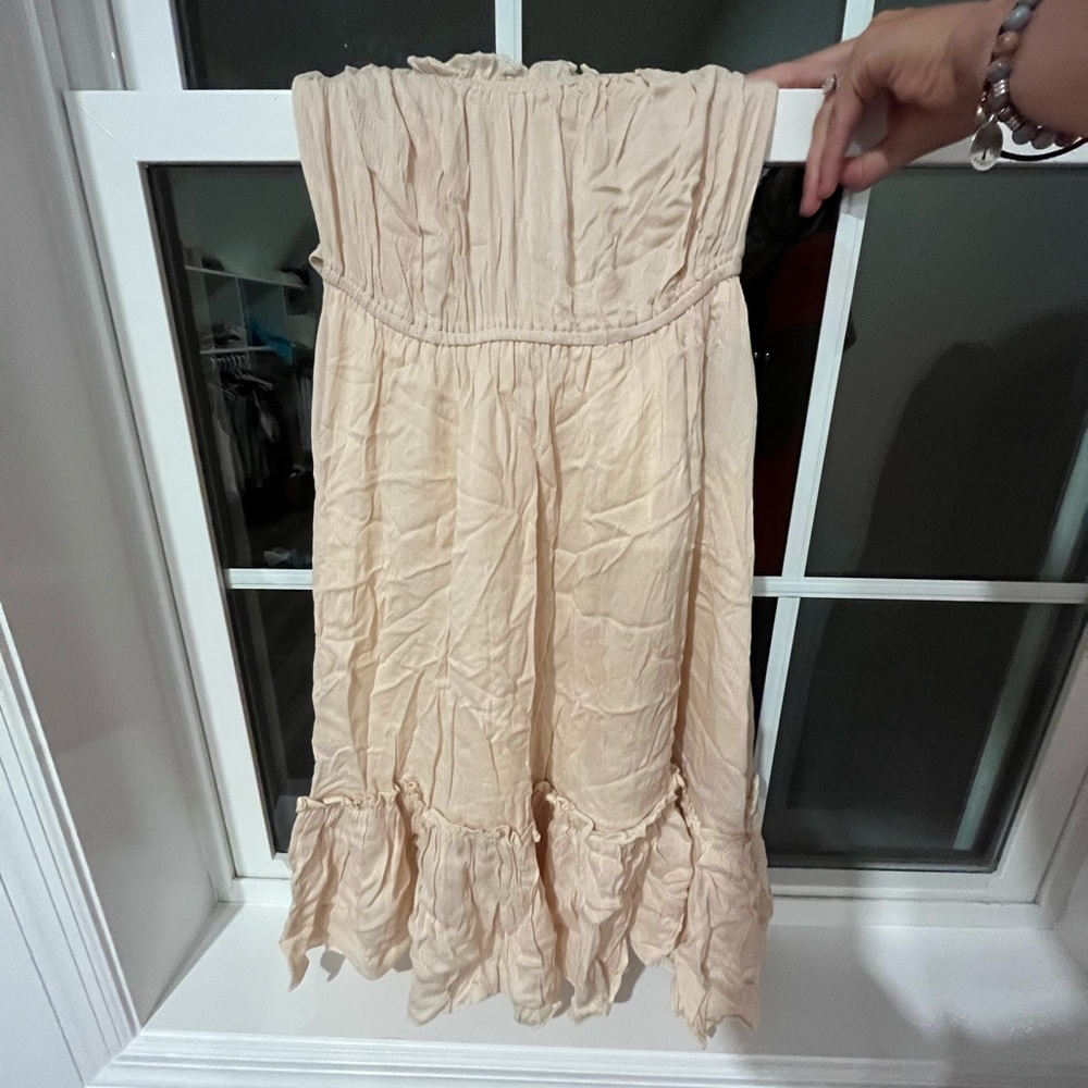 *NEW WITH TAGS* Ruffle cream cami dress.Ties in back. Size S. R. vivimos